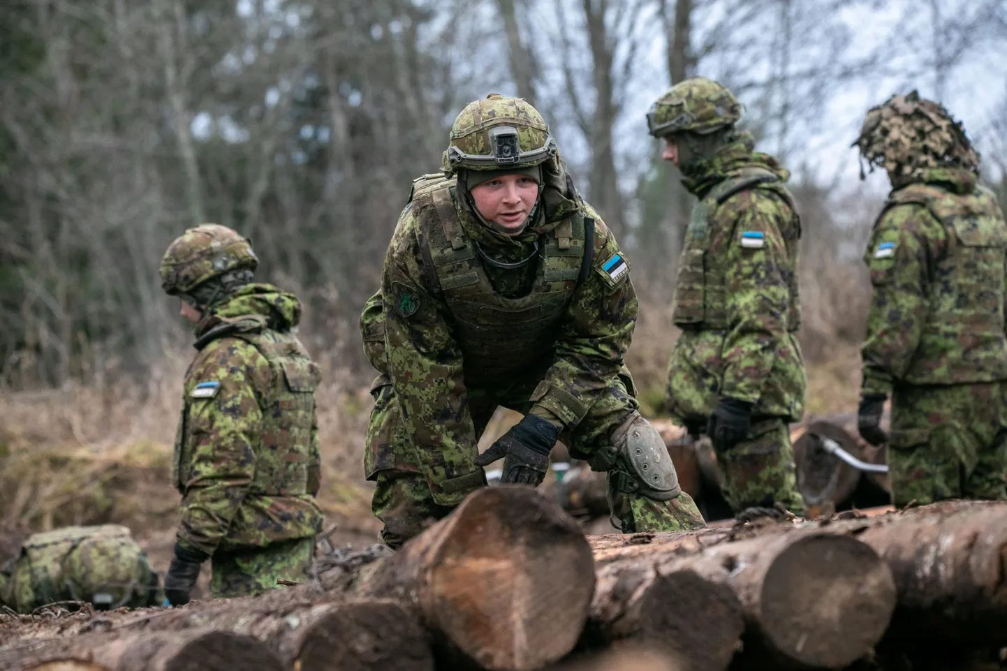 Ajateenijad jäävad väeosadesse esialgu kuni 26. märtsini, et vähendada koroonaviiruse kaitseväe üksustesse jõudmise riski. Neile on tagatud kasarmukoht, kohapealne toitlustus ja meditsiiniline toetus.