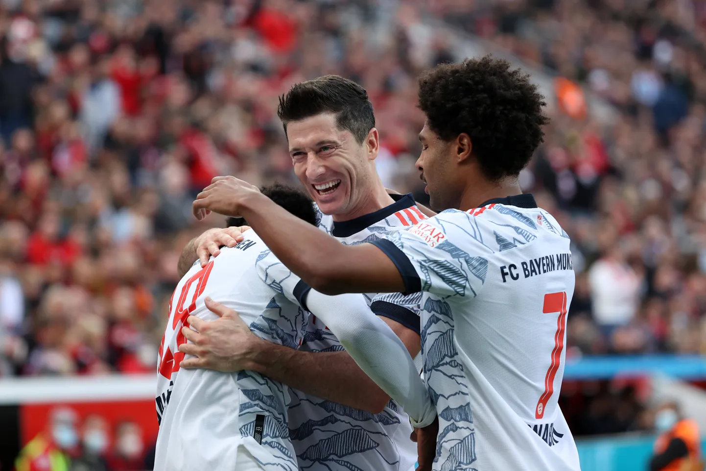 Müncheni Bayerni poolel särasid taas Robert Lewandowski ja Serge Gnabry.