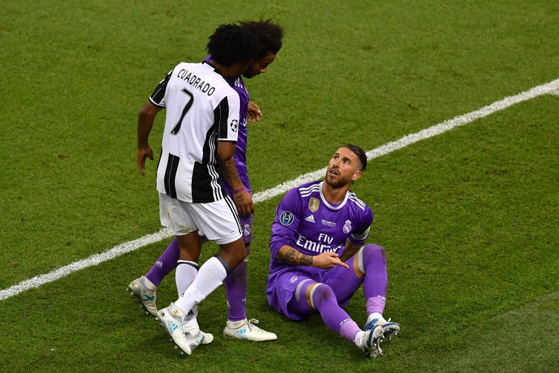 Sergio Ramos (pikali) on just Juan Cuadradole (vasakul) välja meelitanud teise kollase kaardi. Tulevikus tahetakse selliseid olukordi rohkem vältida.