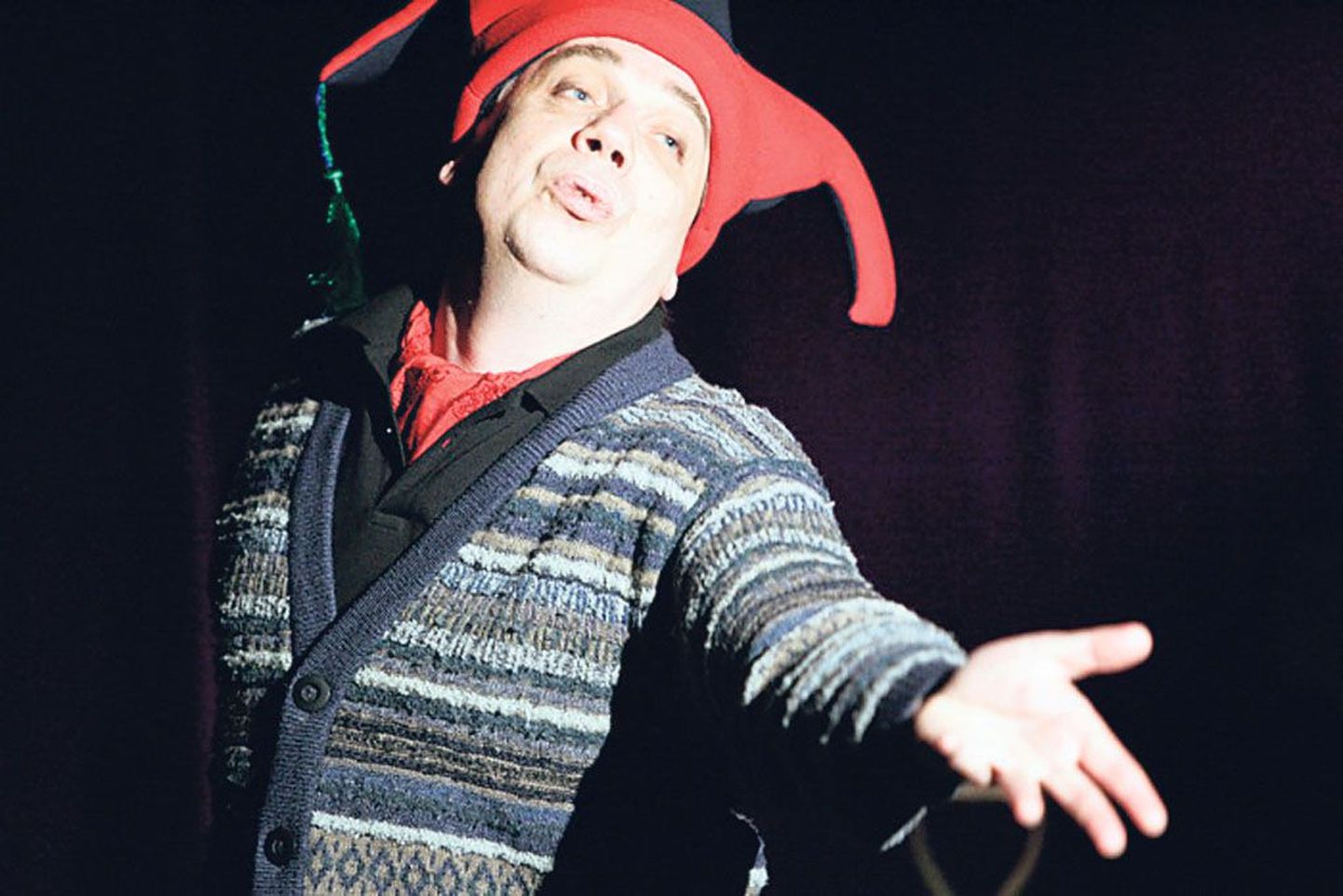 Lauri Saatpalu - rekvisiitor nii laval kui lava taga - hiilgab VAT Teatri monolavastuses.