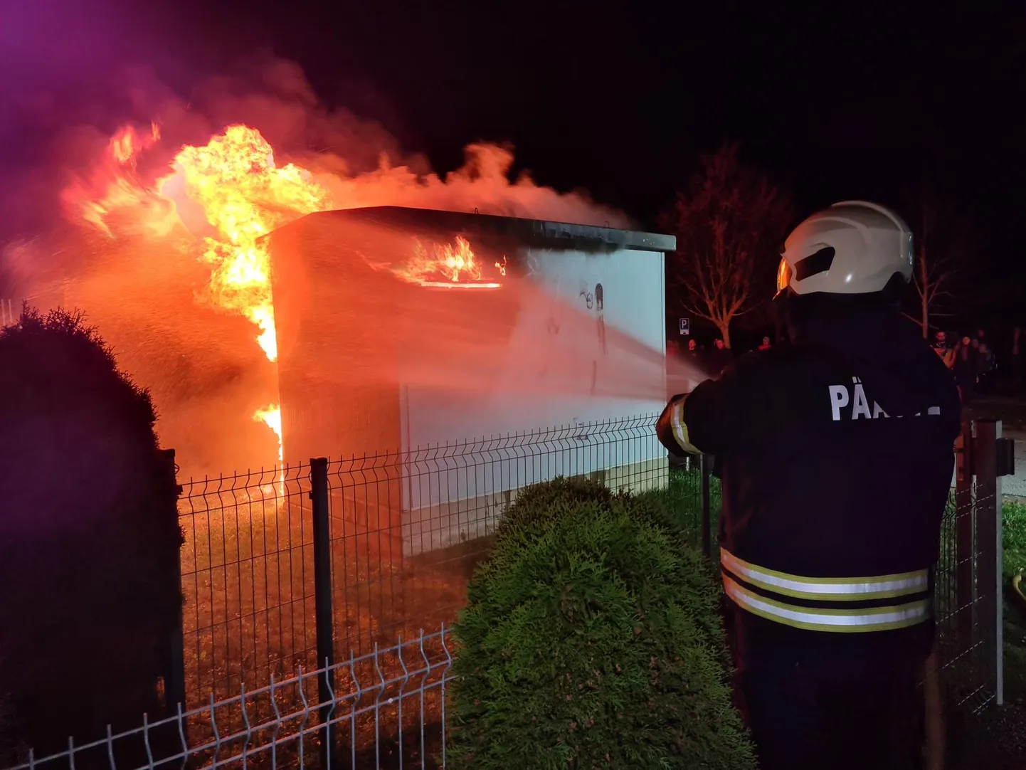 Tartu külje all Pärna alleel süttis alajaam 30. oktoobri õhtupoolikul.