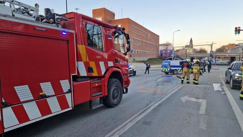 FOTOD SÜNDMUSKOHALT ⟩ Tartus hukkus päästemasina ja sõiduauto kokkupõrkes inimene