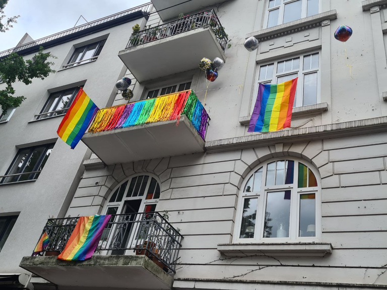 Радужные флаги на балконах жилого дома в Гамбурге.