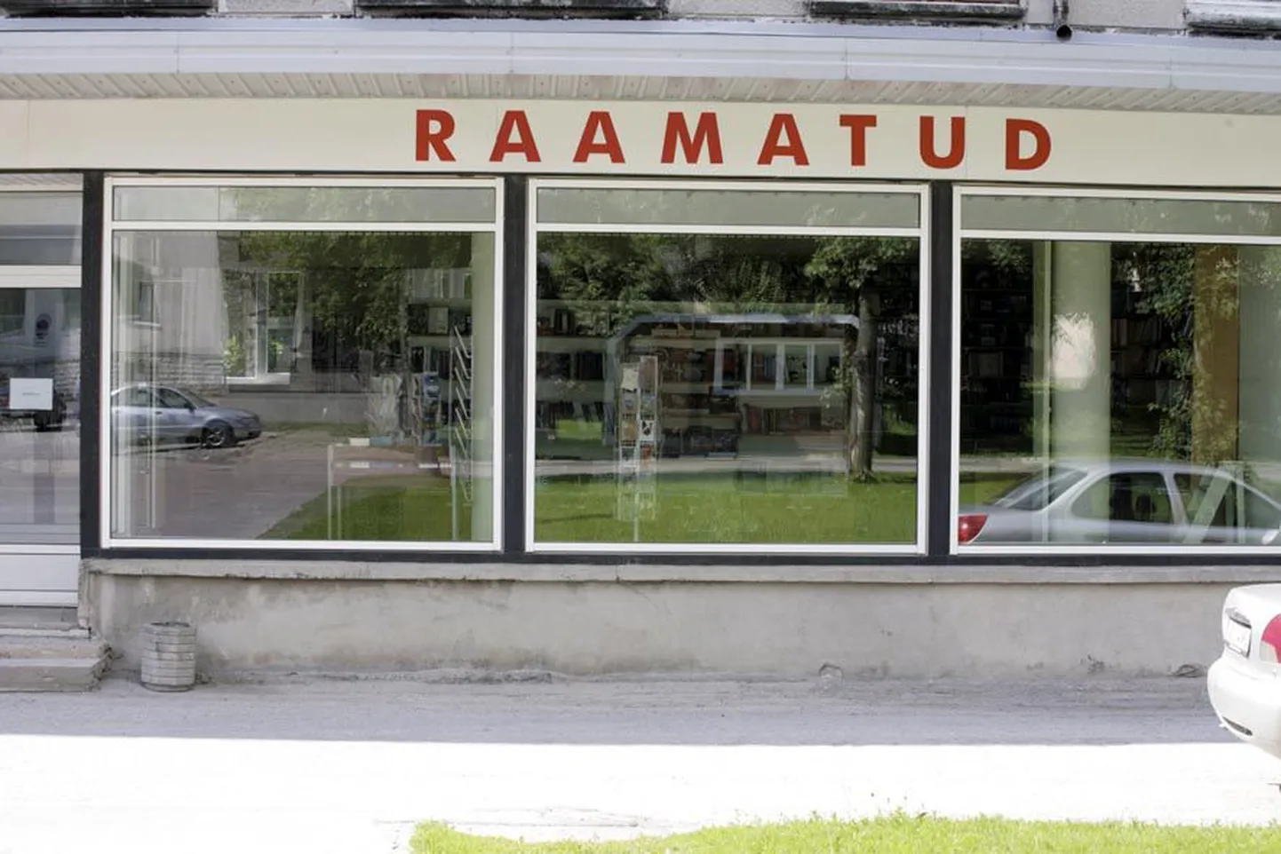 Ligi pool sajandit asus raamatupood Paides Väike-Aia tänaval, kuid möödunud aasta juulis pani pood uksed lukku.