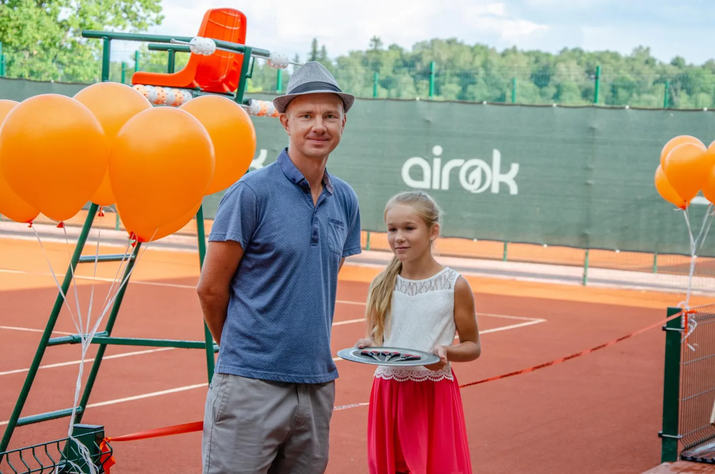 Siinne tennisetreener Ott Ahonen võib sama laialt naeratada kui mullu suvel uute tenniseväljakute avamisel: tenniseklubi Fellin ja üks tema kasvandikest Brit Martin valiti hooaja parimateks. Ahonen ise pälvis Eesti parima rannatennisisti tiitli.