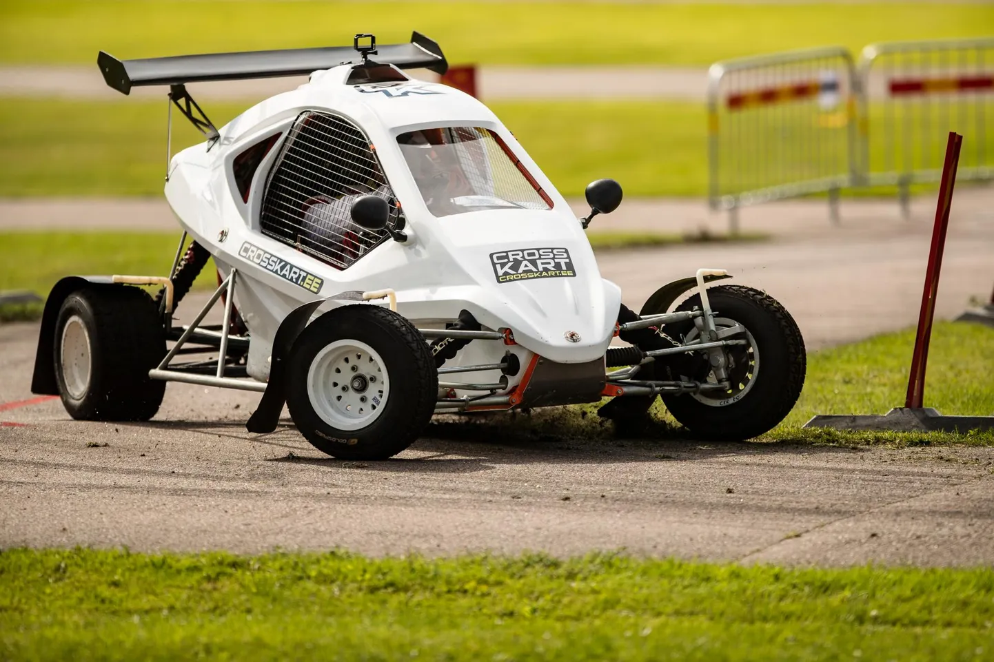Krosskart pole võõras sõiduvahend ka autoralli maailmameistrile Ott Tänakule, kes on selle “putukaga” osalenud demovõistlustel. Kehalas stardib Tänak siiski WRC-ga ja krosskardid ajavad omi asju.