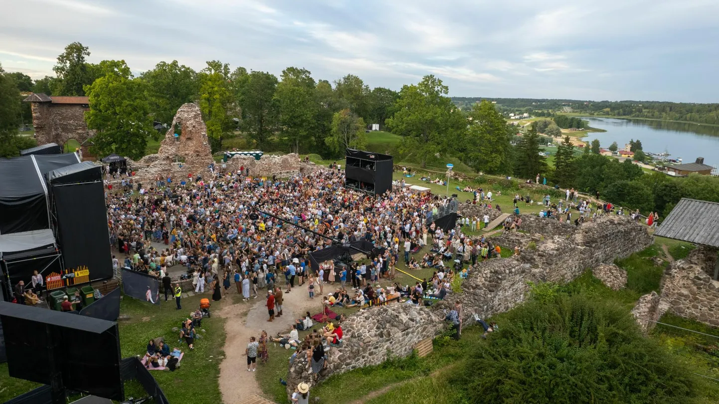 Abū ‘Abd Allāh Muḩammad al-Idrīsī oli ülikusoost araabia geograaf ja kartograaf, kelle kirjeldatud lagunenud kindlust sisaldavat FLMUSi nimelist paika on peetud Viljandi esmamainimiseks.