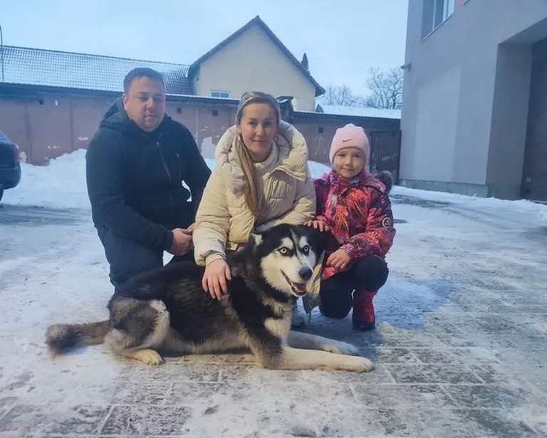 Хозяева давно потерявшейся собаки приехали забрать ее. Воссоединение семьи с любимцем было очень трогательным.