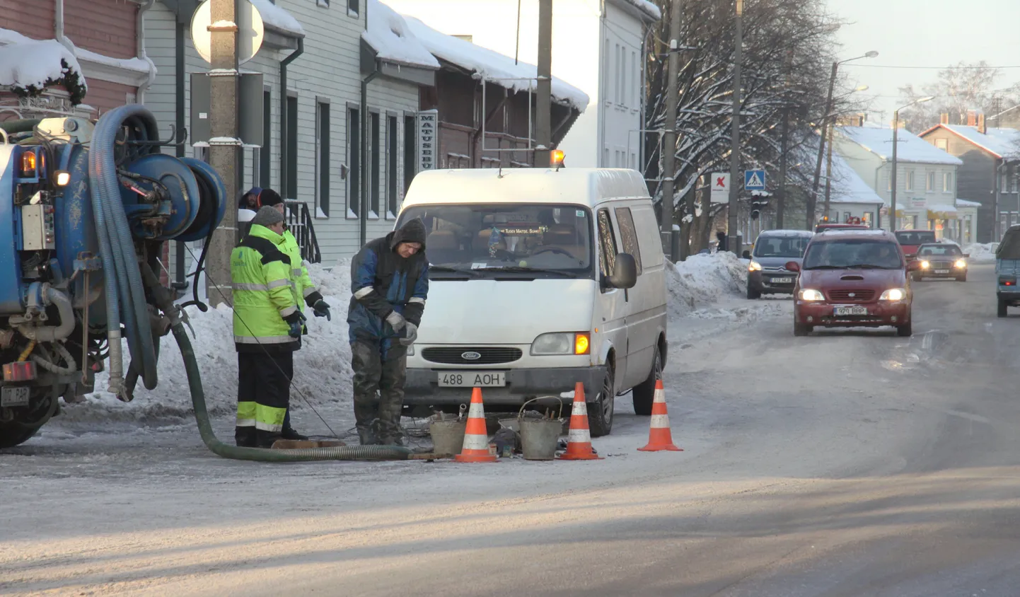 Pärnus Riia maantee ja Rähni tänava ristmikul juhtunud veeavarii muutis lõigu Pärnu ühest suurimast tänavast väga libedaks.