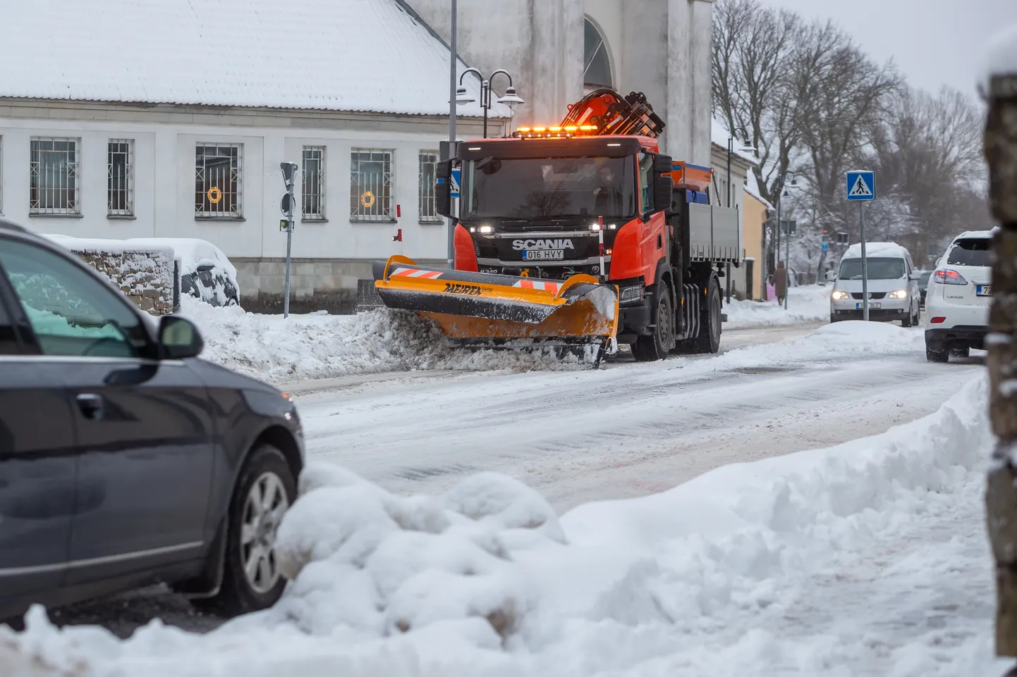 TÖÖD JAGUS: valla teehooldusmasinad olid reedel, laupäeval ja pühapäeval pidevalt töös.