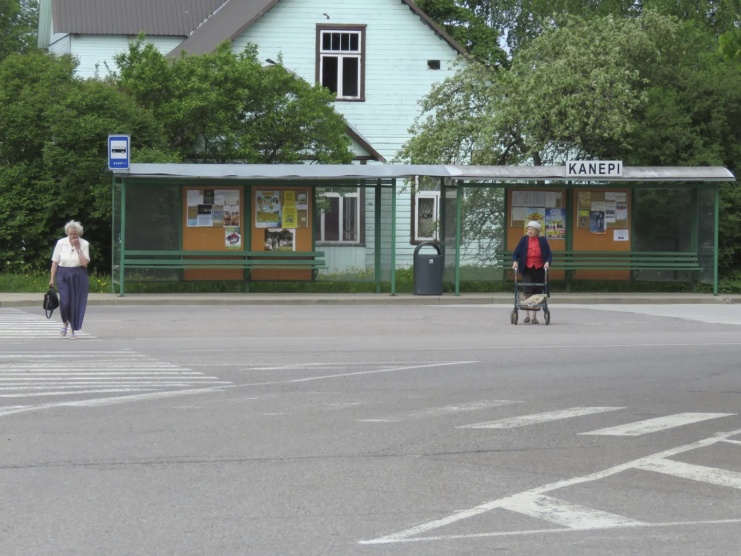 Kanepi bussipeatuses hakkab silma kellegi tehtud vimka – Kanepist sai Kanep ning kanepileht on juurde joonistatud.