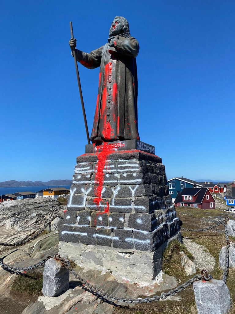 Norrakast misjonäri Hans Egede kuju Gröönimaa pealinnas Nuukis. Vandaalid valasid sellele punast värvi ja kirjutasid ingliskeelese sõna «decolonize»