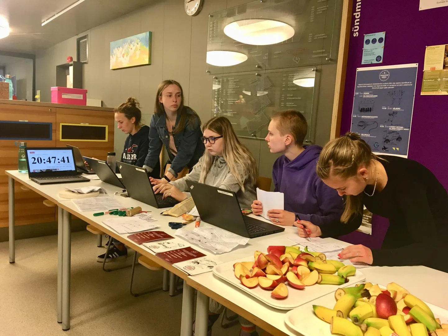 Ööorienteerumise korraldajad, Viljandi gümnaasiumi õpilasesinduse liikmed (vasakult) Liisa Kirs, Kristiina Uus, Helen Link, Rebeca Lotta Aasmäe ja Anna-Liina Kask.