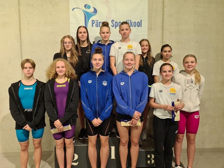 Pärnu spordikooli tütarlapsed (keskel) püstitasid Pärnu tippmargi nii 4x50 kui 4x100 meetri kombineeritud teateujumises.