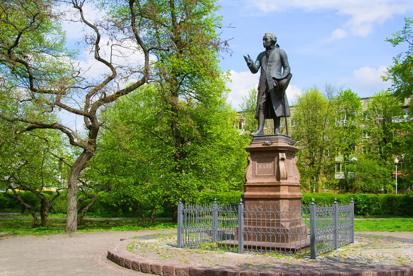 Vācu filozofa Imanuela Kanta statuja Kēnigsbergā.