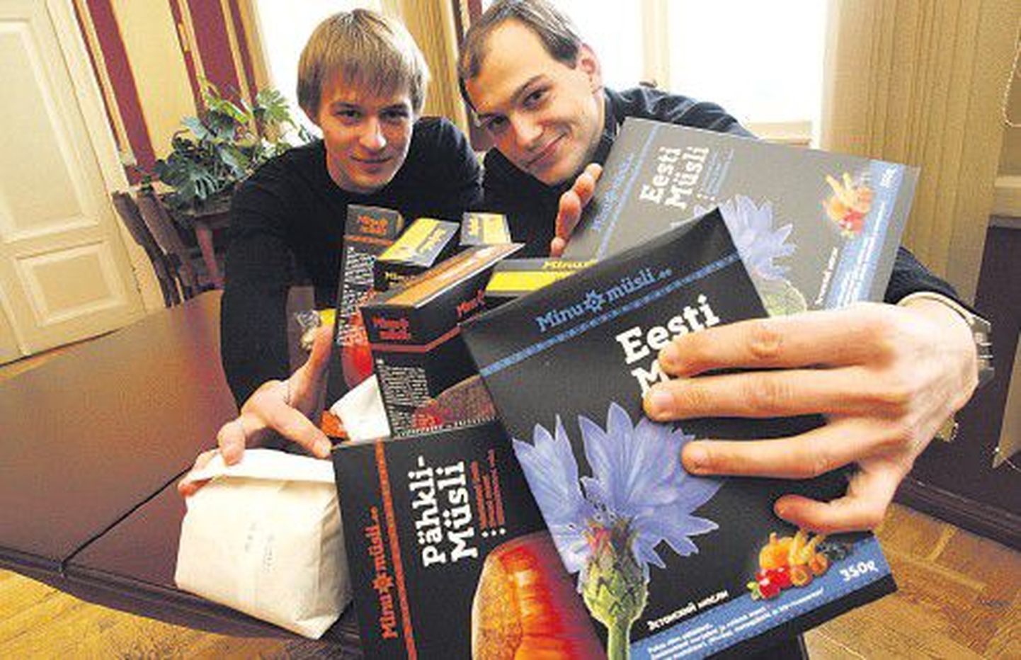 Самыми оригинальными из всех мюсли, произведенных их фирмой, предприниматели Сильвер Сааремяэл (слева) и Кристен Канник считают Эстонские мюсли.
