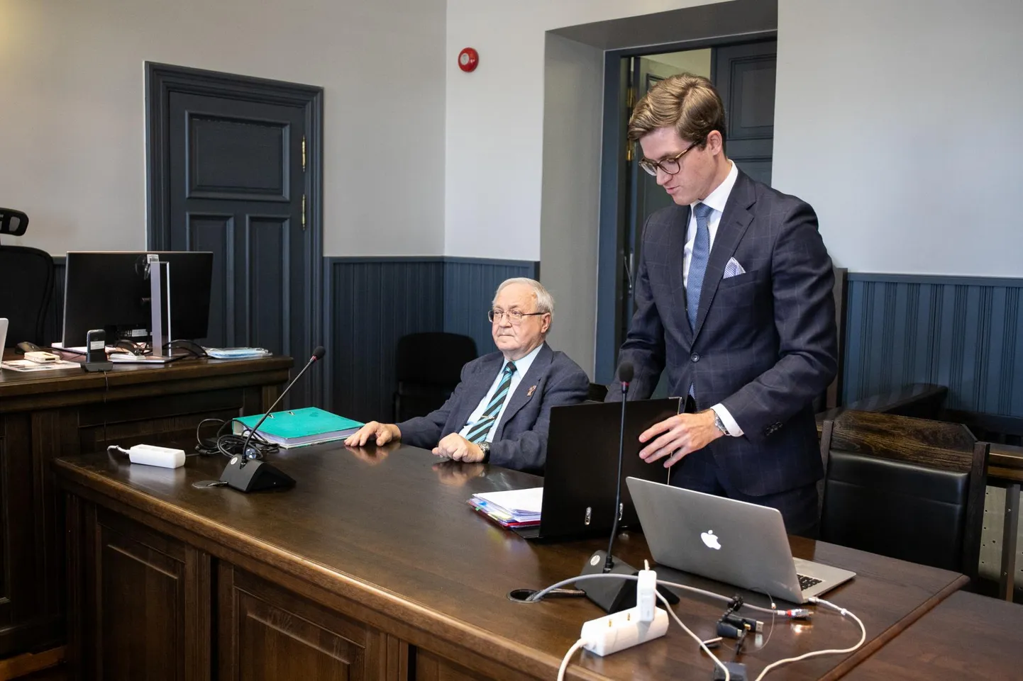 Riho Rannikmaa Viru maakohtu Rakvere kohtumajas koos vandeadvokaat Kristjan Tuulega.
