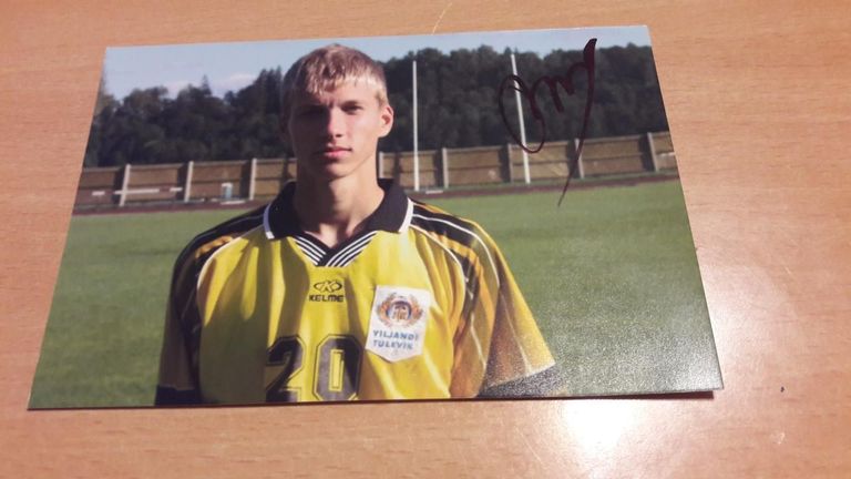 Viljandi Tuleviku ridades debüteeris Klavan 2002. aasta 31. märtsil, kui FC Levadiaga tehti 0:0 viik. Antud fotole andis Klavan autogrammi 3. juulil 2003 pärast oma debüüti Eesti A-koondises.