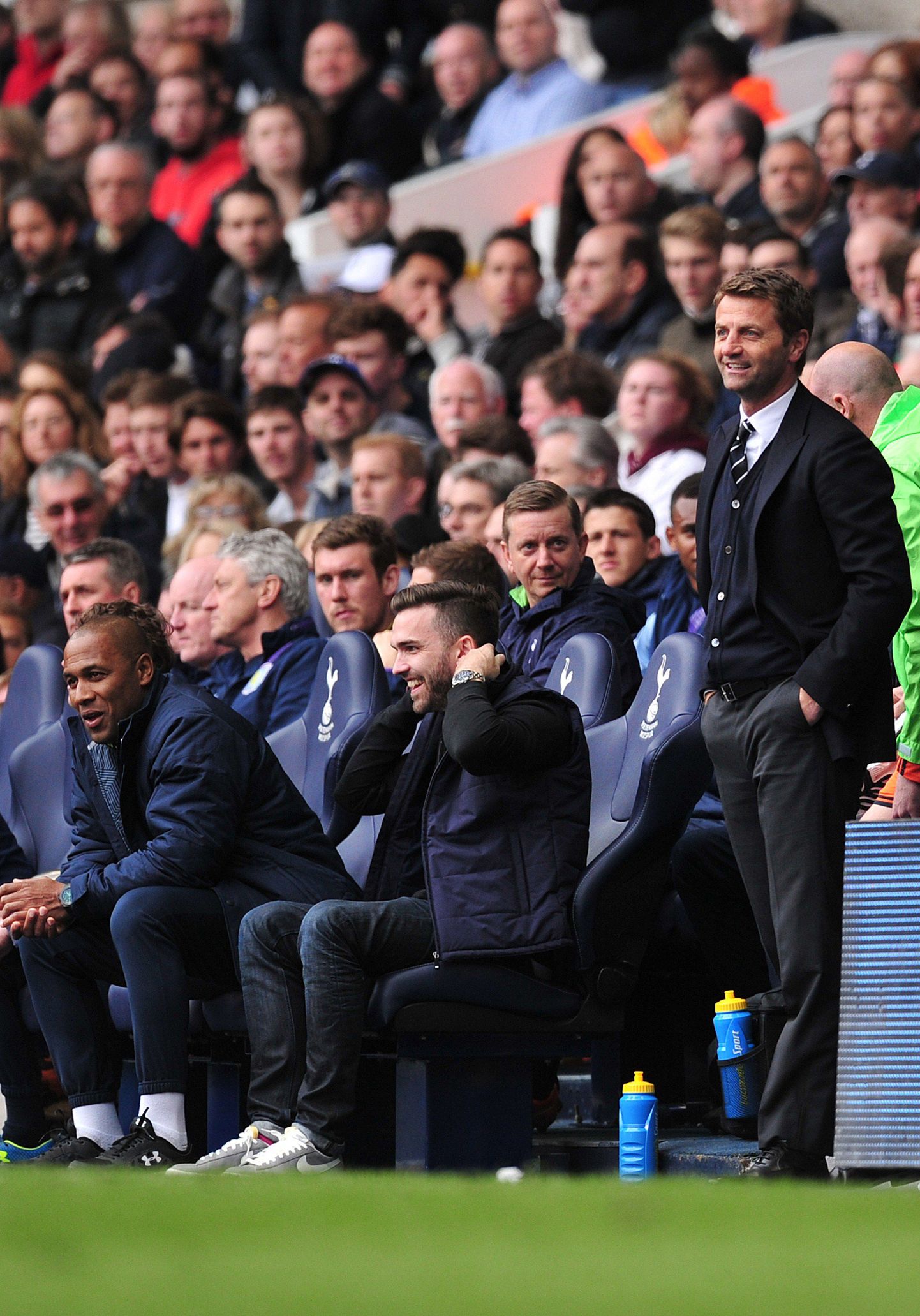 Tottenham Hotspuri treener Tim Sherwood (paremal) ja treeneripingile pandud fänn.