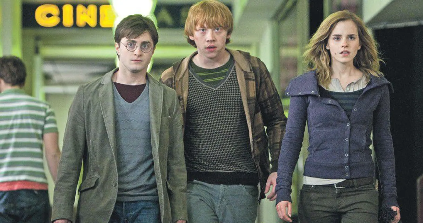 Дэниэл Рэдклифф (слева), Руперт Гринт и Эмма Уотсон в фильме «Гарри Поттер и Дары смерти» играют уже взрослых героев.