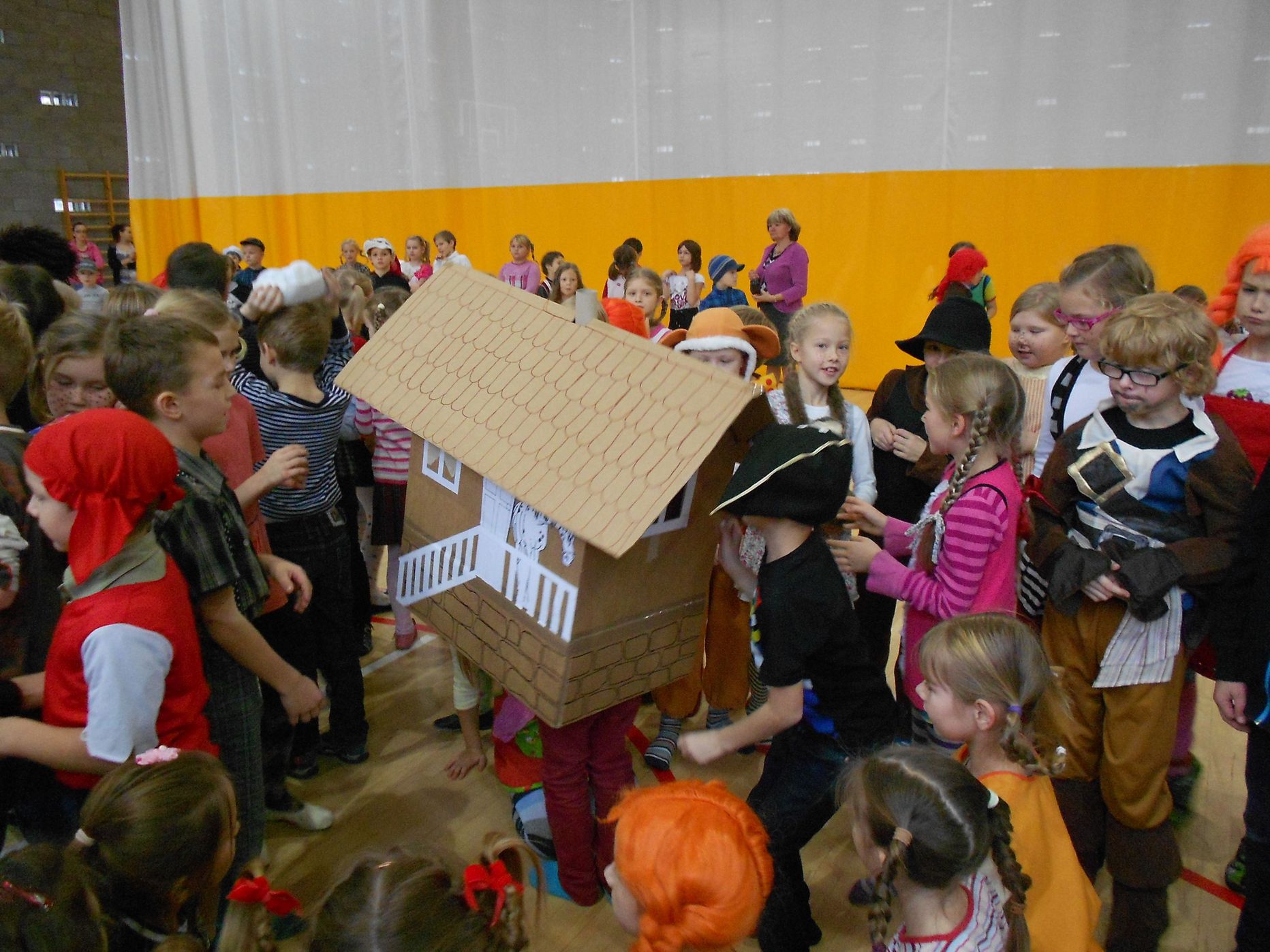 Astrid Lindgreni sünnipäevanädalal peeti Pärnu Kuninga tänava koolis maha üks korralik karneval.