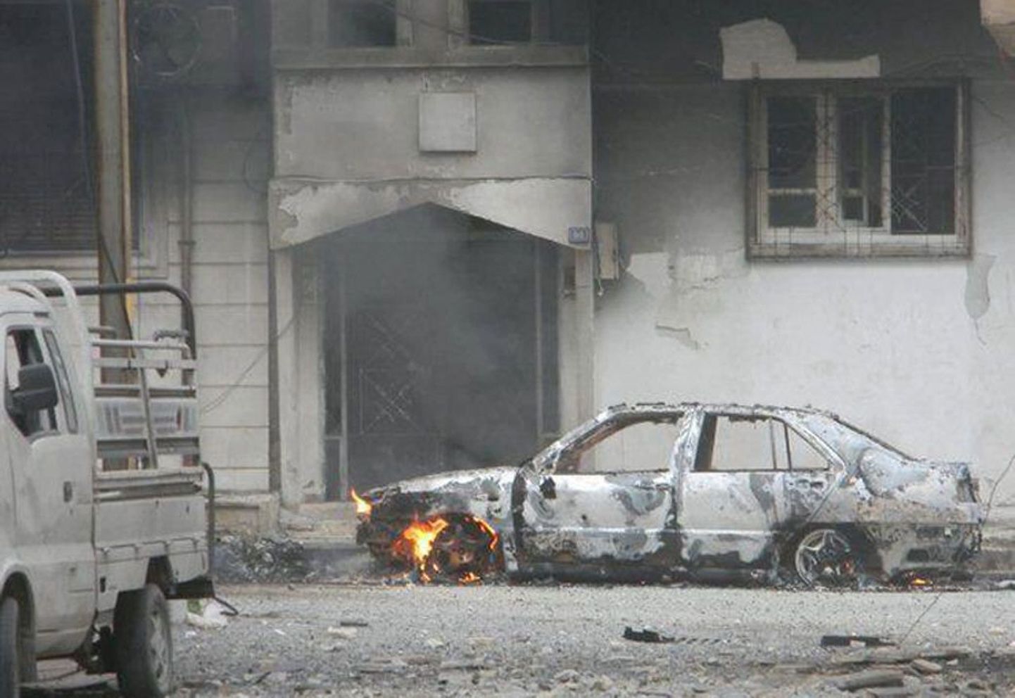 Purustused Homsi linnas. Süüria aktivistide sõnul sai eilstes kokkupõrgetes surma 40 inimest.