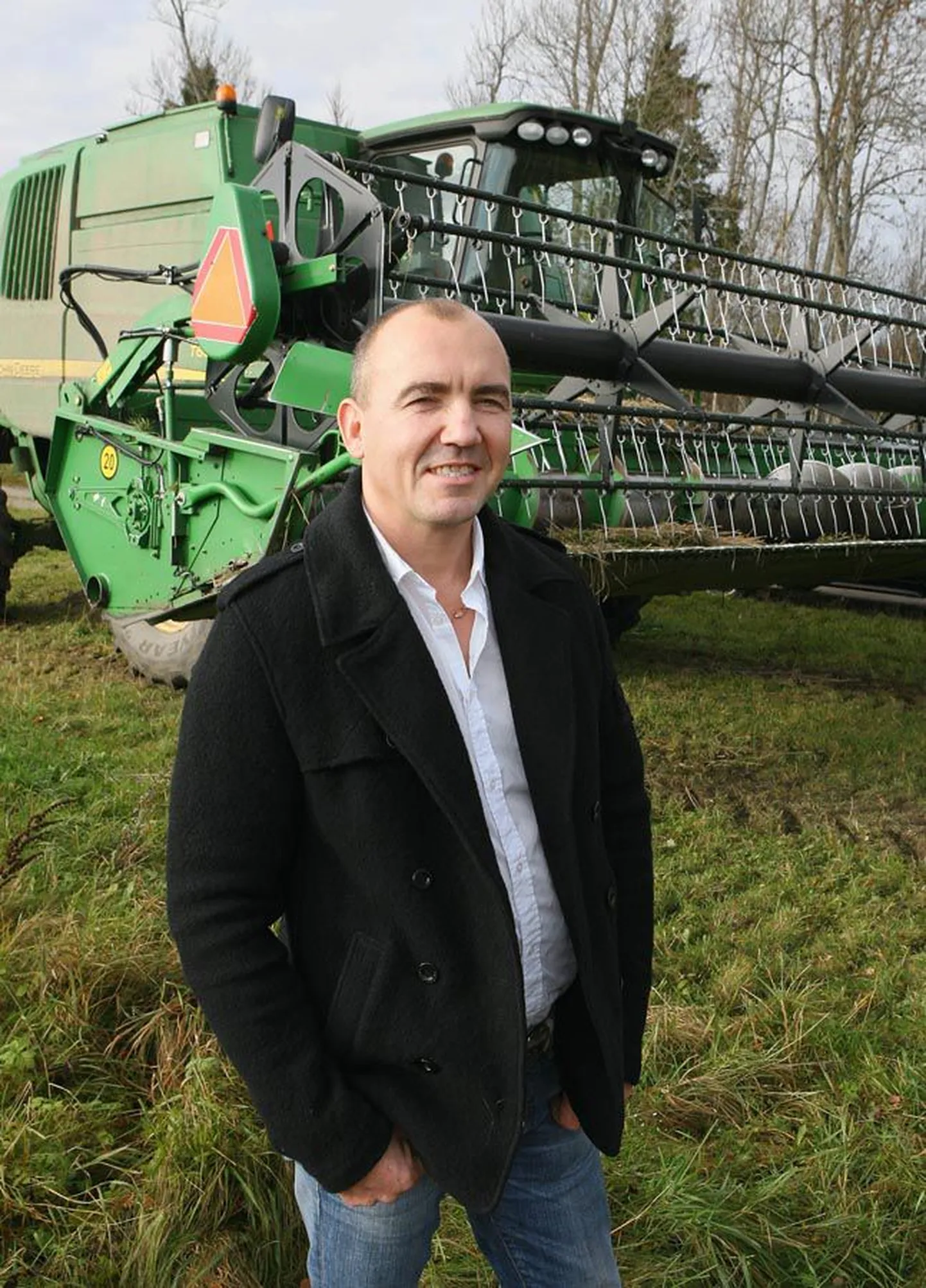 Tänavune sügis on viljakoristajatele olnud erakordselt raske. Seepärast on Tartumaa mehe Toivo Kurmi võimas John Deere olnud paljudel põldudel tänuväärt abiline.