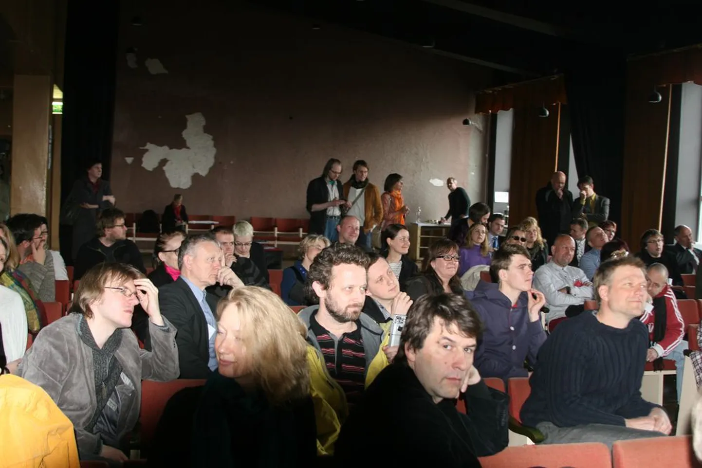 Teisipäeval kogunes osa Eesti Kultuuri Koja liikmetest Telliskivi loomelinnakusse, et teha vahekokkuvõtteid kahel kuul tehtust  ning kuulata kultuuriminister Rein Langi.