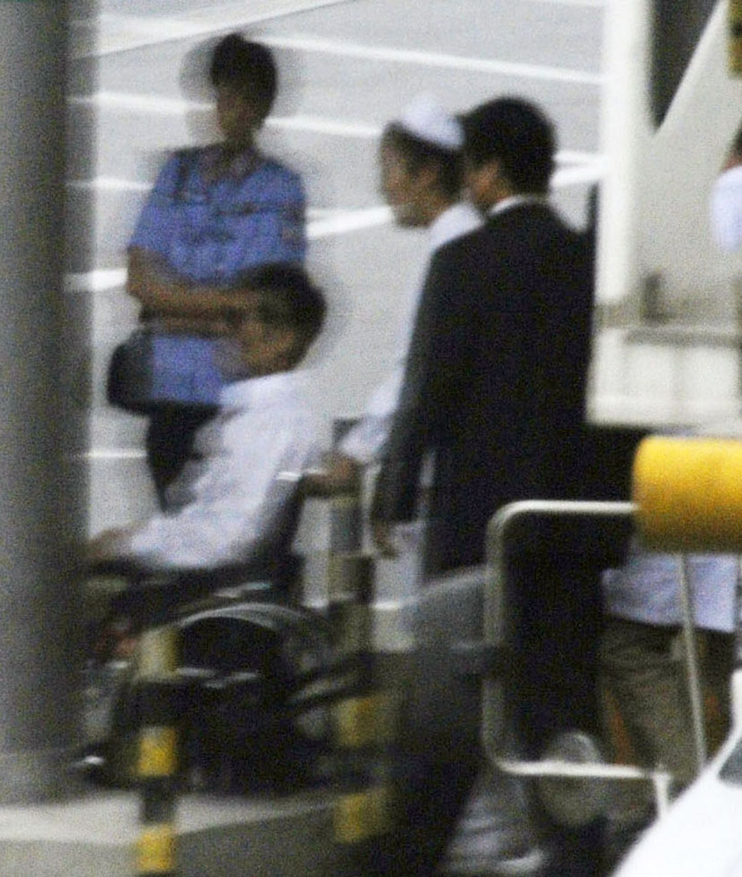 Chen Guangcheng (ratastoolis) täna Pekingi lennuväljal.