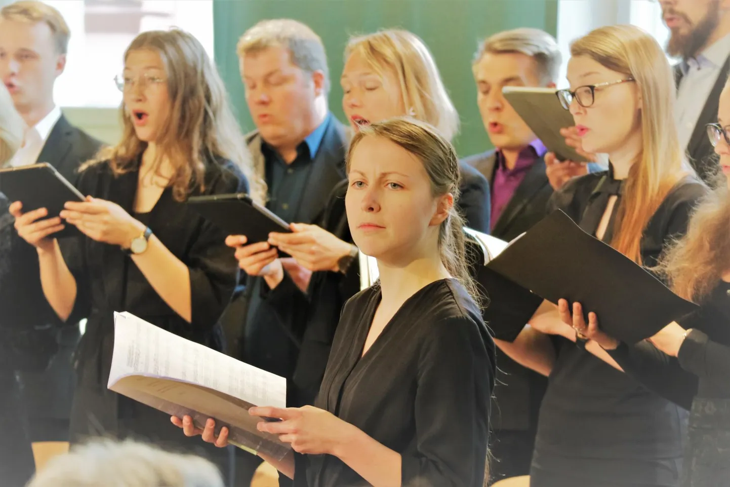 Juhan Viidingu loomingust ja koorimuusikast lavakava kandis ette kammerkoor Collegium Musicale Miina Pärna juhtimisel, kaasa tegid näitlejad Teele Pärn (pildil fookses) ja Priit Põldma.