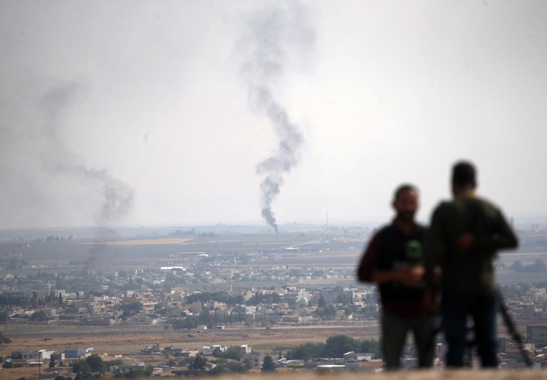 Ajakirjanikud Kagu-Türgis, taamal põleb Ras al-Ayn Põhja-Süürias 20. oktoobril. Piirilinnas Ras al-Aynis on toimunud sõjakäigu ühed raskemad võitlused.
