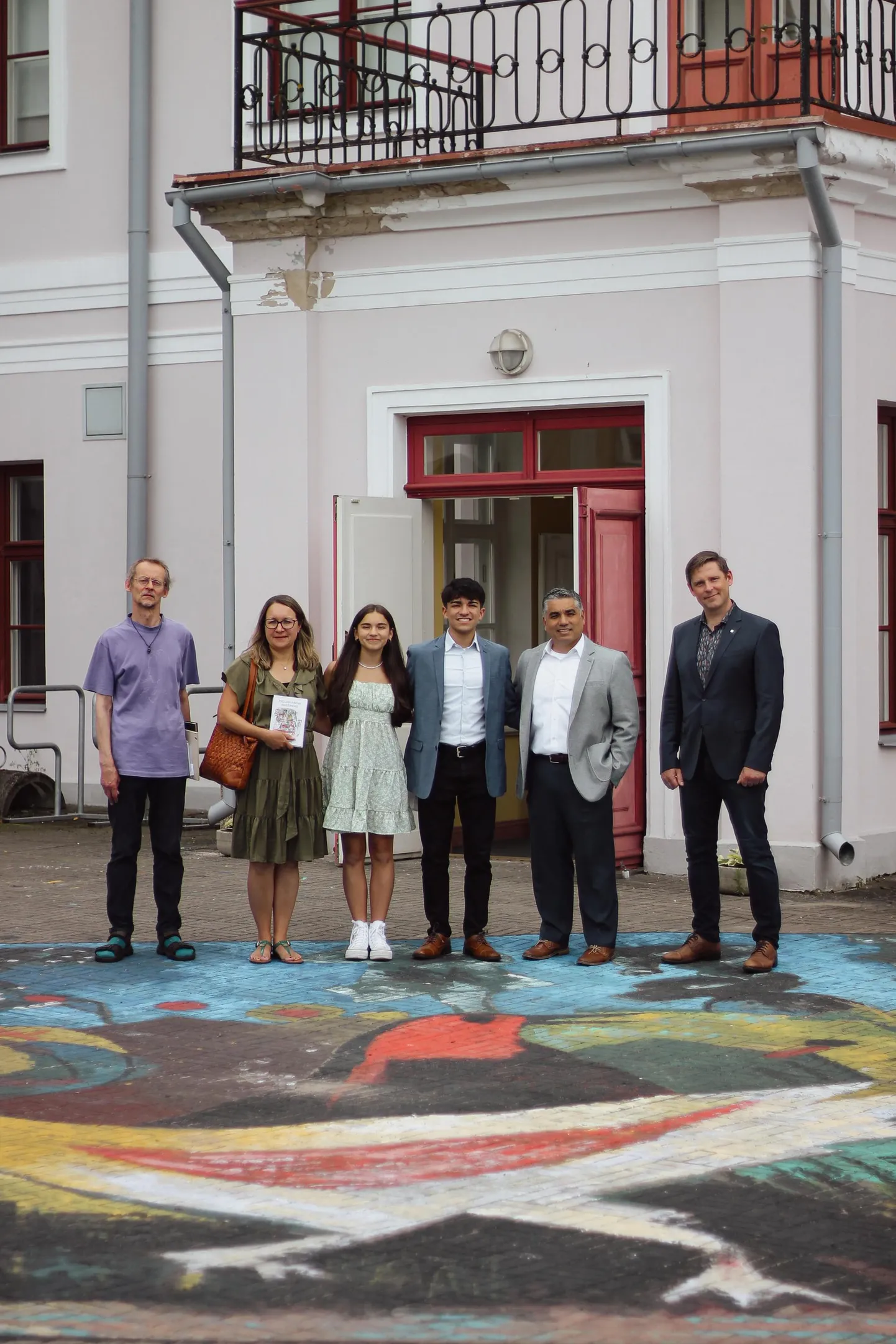 13. juulil külastas Eduard Rüga näitust kunstniku USAs elava tütre Silja tütar Liisa-Kai oma perega. Pildil on nad koos näituse koostanud Enn Lillemetsa (vasakul) ja Tartu linnamuuseumi direktori Risto Lehistega.