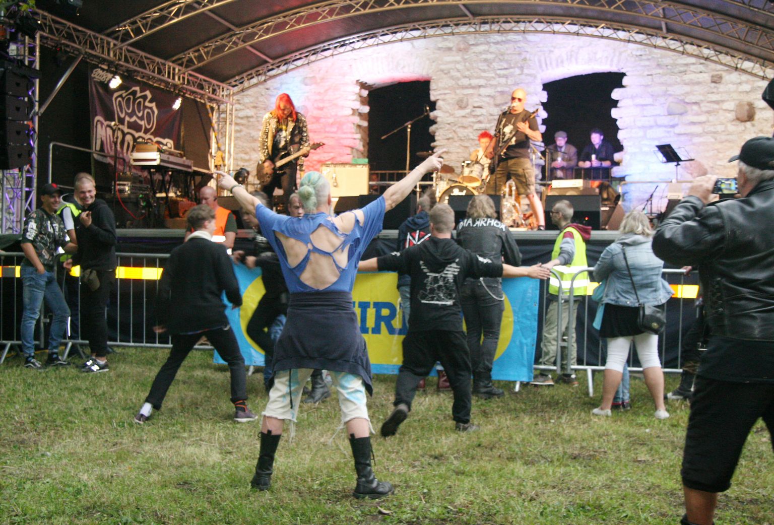 Rockfestival toimus mõisapargis koos vanavara laadaga.