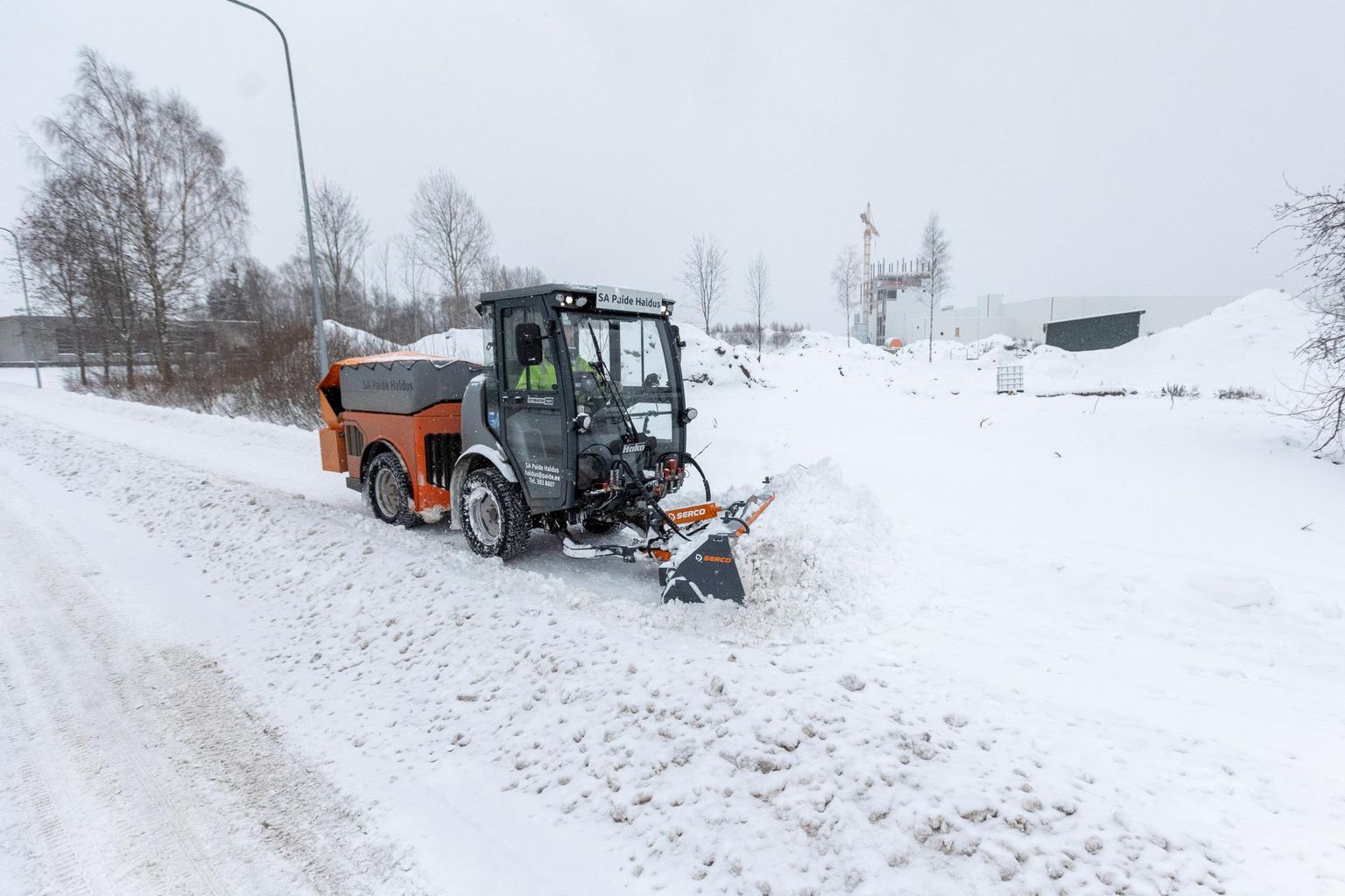 Paide linnas lükkab sõiduteid lumest puhtaks OÜ Rarex Ehitus. Kõnniteede puhastamiseks ostis Paide Haldus aga hooldus­masina, mis lükkab lund ja ka harjab teid.