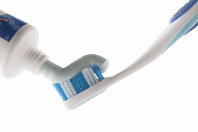 Valge hambapasta aitab vabaneda mustusest valgetel jalatsitel.