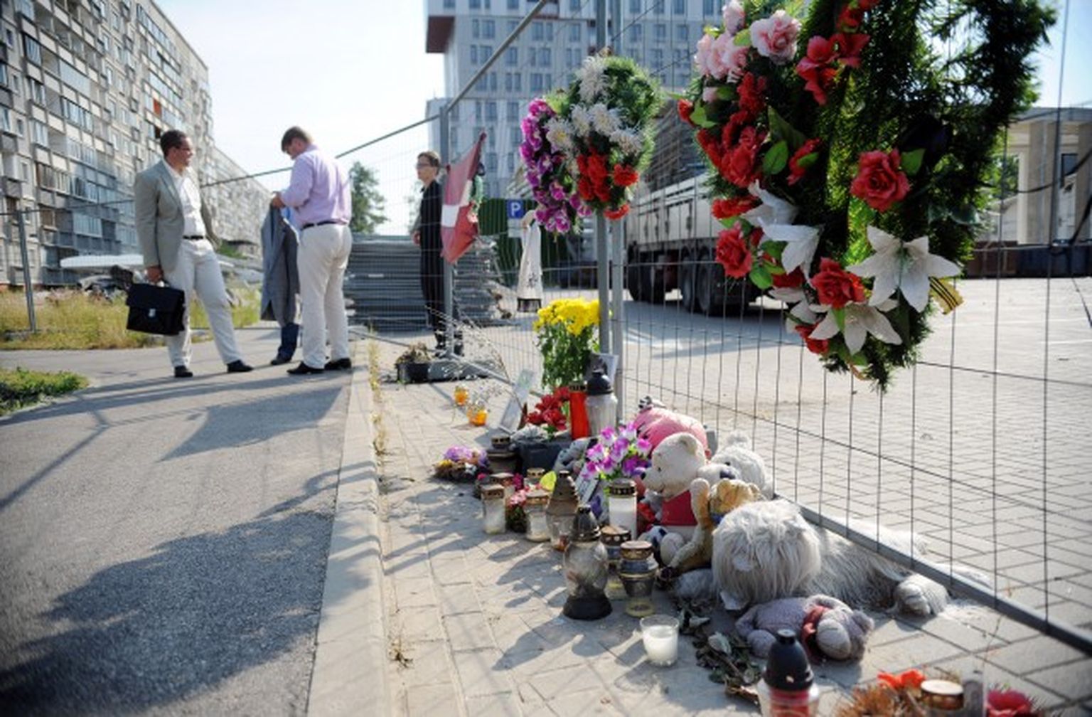 Ziedi un piemiņas dāvanas Zolitūdes traģēdijā bojā gājušajiem pie lielveikala