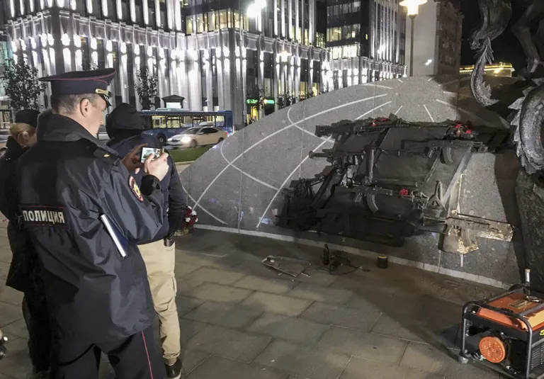 Skulptuurilt eemaldatud bareljeef. Foto: MLADEN ANTONOV/AFP/SCANPIX.