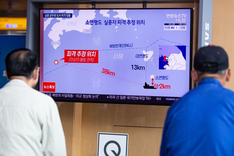Lõunakorealased vaatavad Seouli raudteejaamas uudist merel toimunud intsidendist, milles Põhja-Korea esindjad lasid lõunakorealase maha