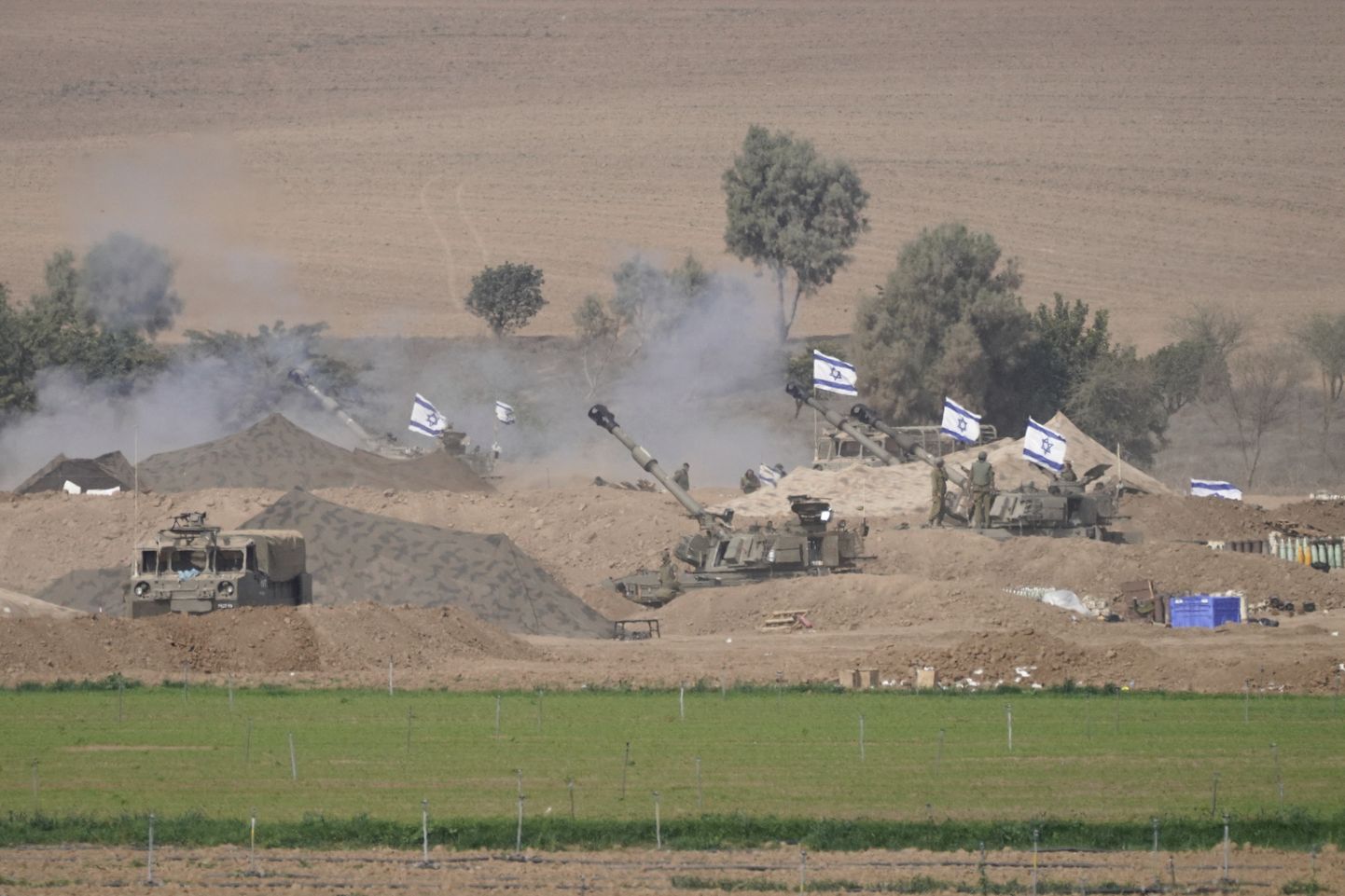 Iisraeli suurtükivägi tegutses laupäeval Gaza sektori piiri lähedal asuvatel positsioonidel, kui Iisraeli maaväed sisenesid Gaza sektorisse