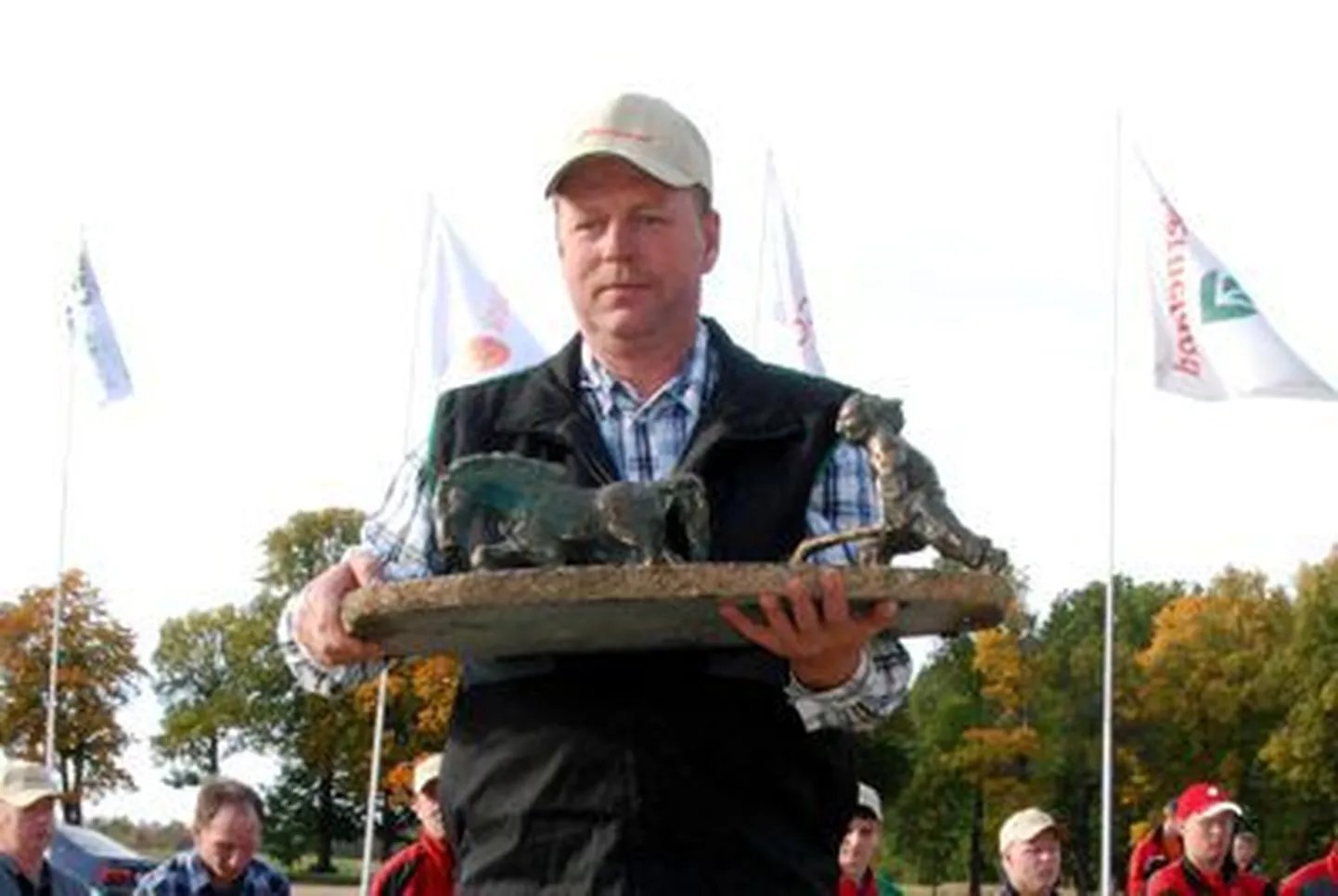 Eesti meister kündmises Jüri Lai koos rändauhinnaga.