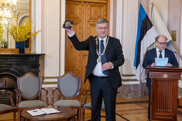 Akadeemia president Mart Saarma Paul Ariste medaliga. Aastakoosolekul tutvustas Jaan Puhvelit ja luges ette tema tänukõne akadeemik Jaan Undusk (paremal).