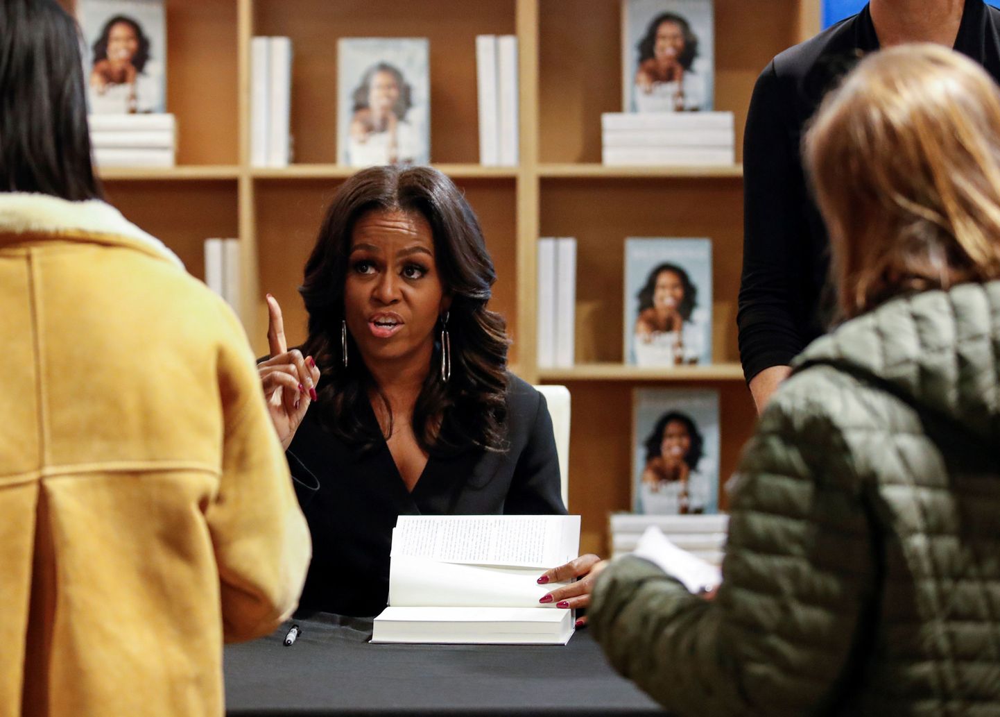 Michelle Obama oma biograafiat esitlemas.