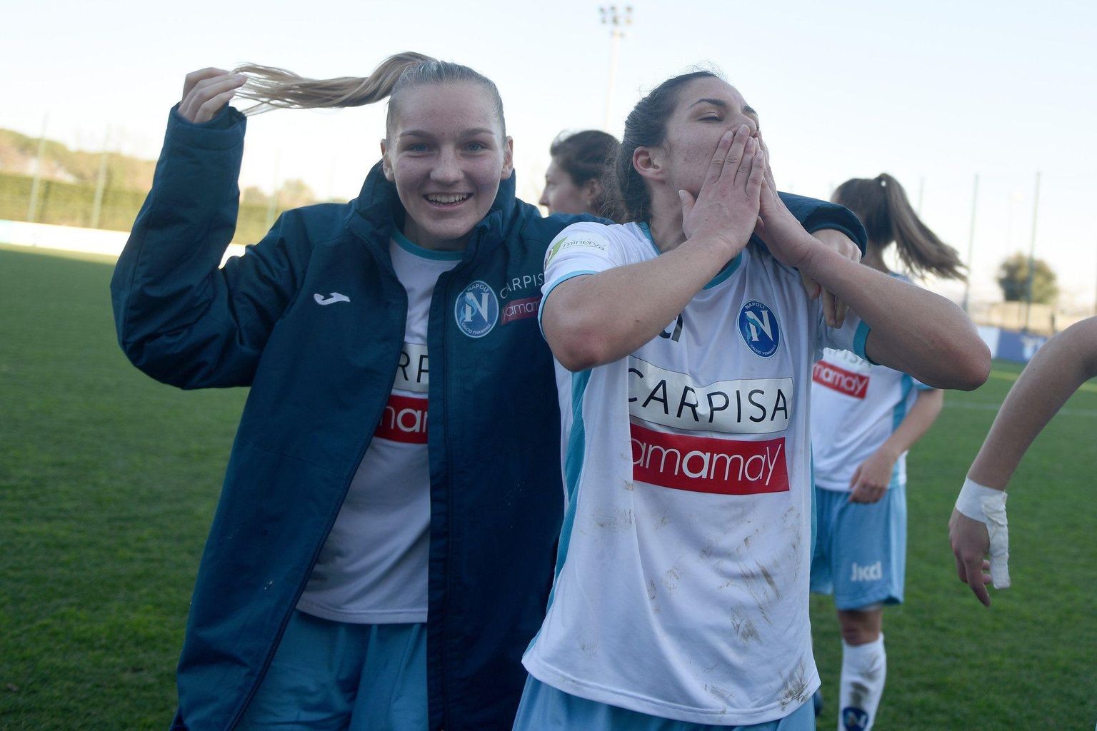 Eesti naiste tippjalgpallur Lisette Tammik (vasakul).