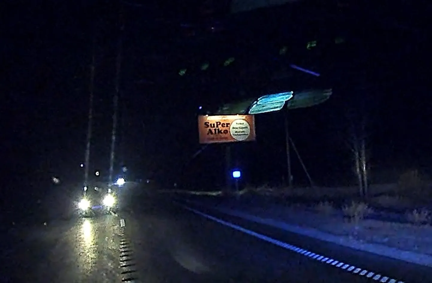 Kuriteos kahtlustatava Miku auto kihutas politseiautot nähes minema ja korrakaitsjad märkasid sama masinat uuesti kella 23.30 ajal Tallinna–Pärnu–Ikla maanteel Ikla poole sõitmas.