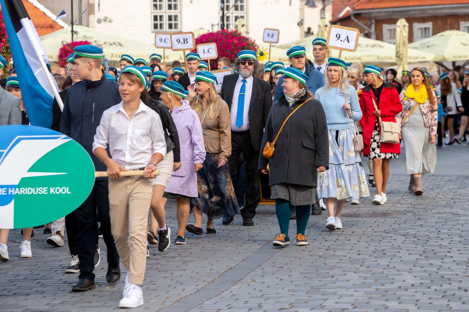 Viljar Aro koos õpetajate ja õpilastega Kuressaare Hariduse kooli rongkäigus 1. septembril 2022.
