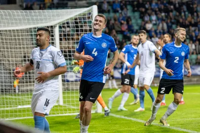 Eesti koondise poolkaitsja Mattias Käit (keskel).