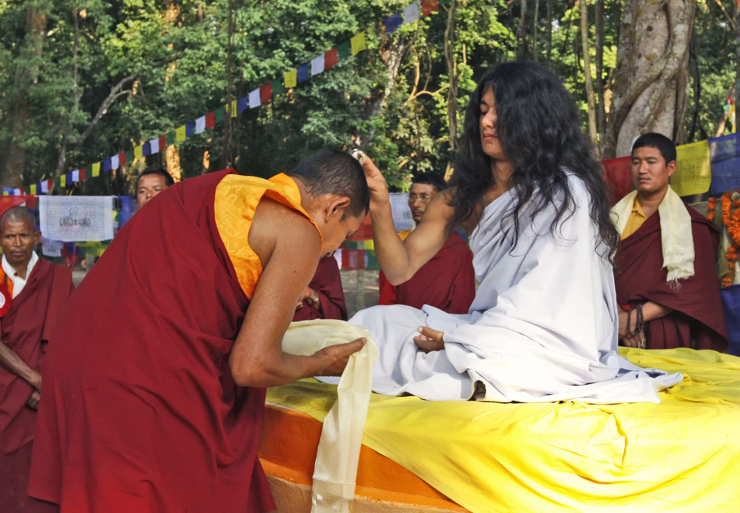 Ram Bahadur Bamjan buda munka õnnistamas