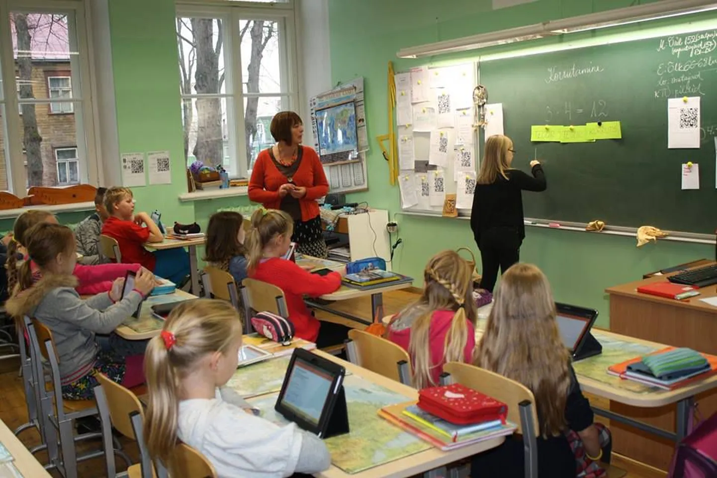 Vaasa õpetajad uudistasid Vanalinna koolis digitunde.