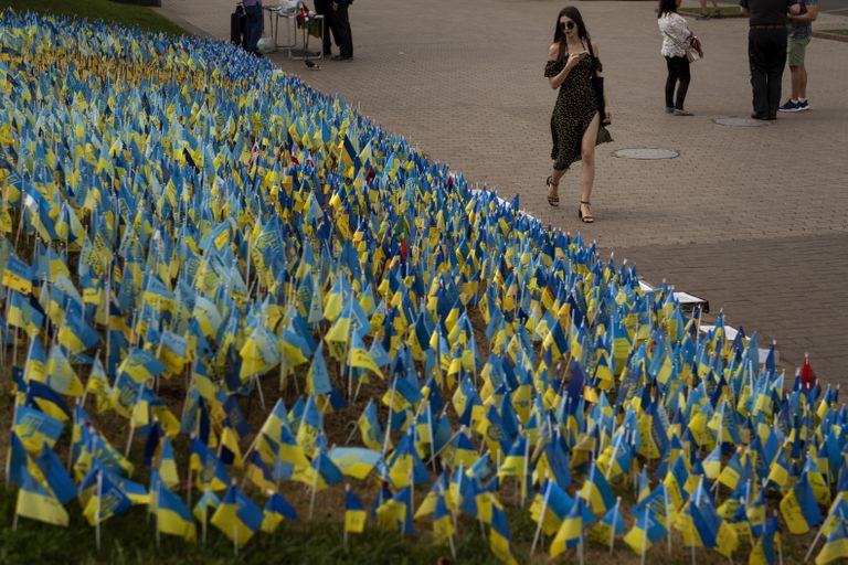 Kijivas Neatkarības laukumā izstādītie karodziņi, godinot kritušos ukraiņu karavīrus. 2022.gada 28.augusts