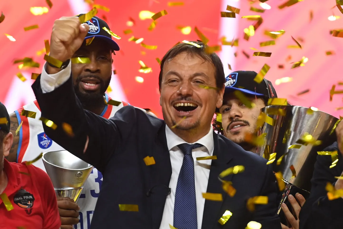 Rahulolev Ergin Ataman tähistamas Euroliiga võitu.